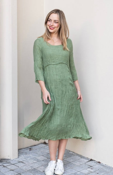 Travel-friendly dress with round neckline and piping detail